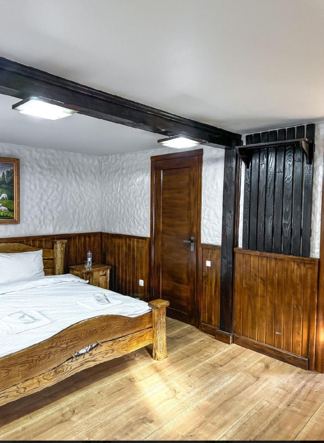 Hotel Orlyne Gnizdo Chernivtsi Habitación foto